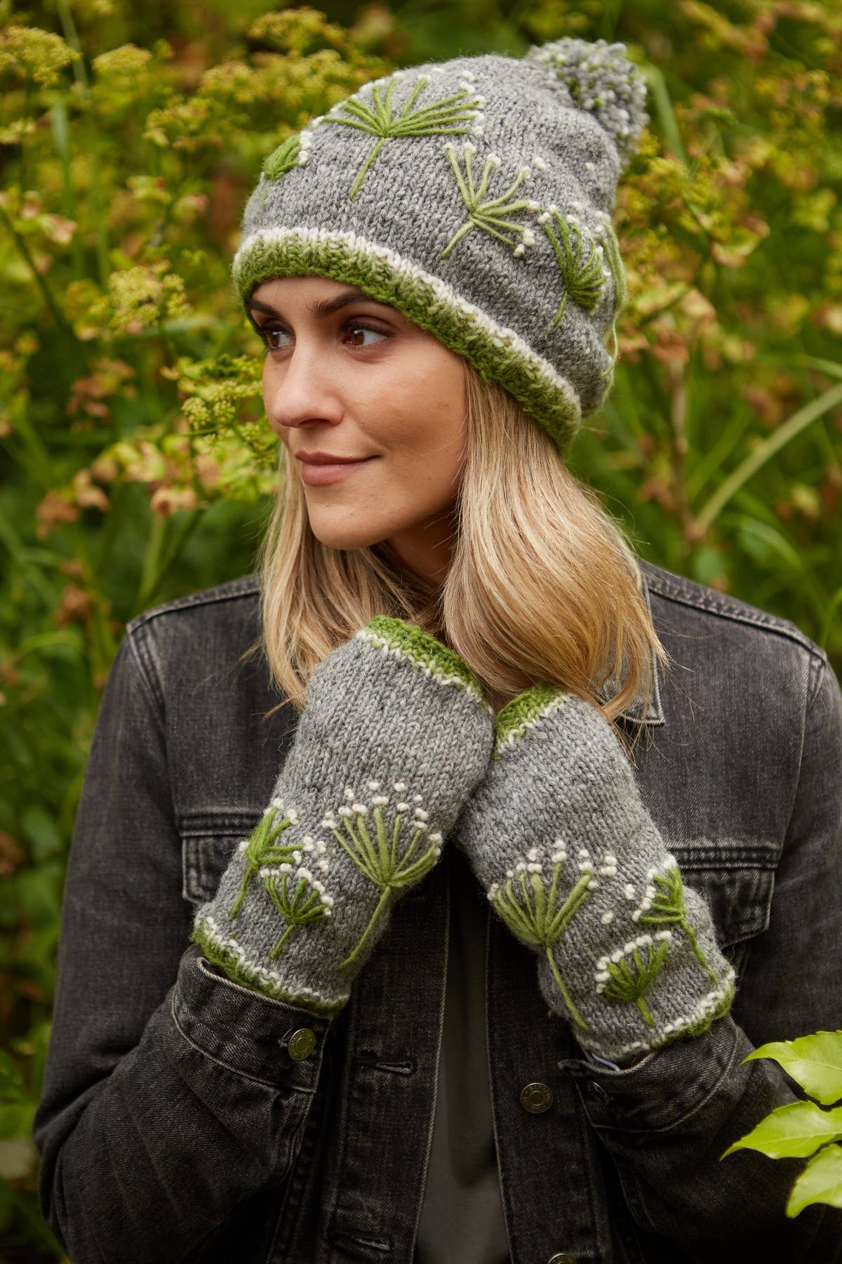 Granchester Embroidered Cow Parsley Knitted Wool Handwarmers: One Colour