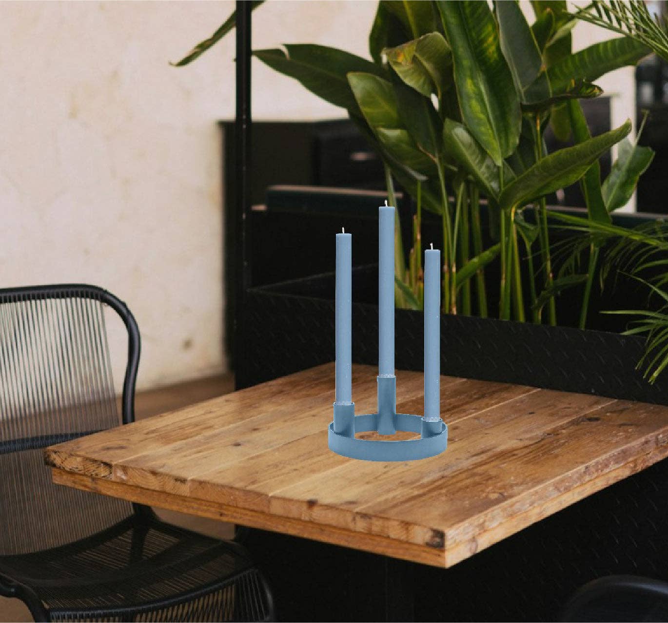 Round Metal Candelabra in Pompadour: 3